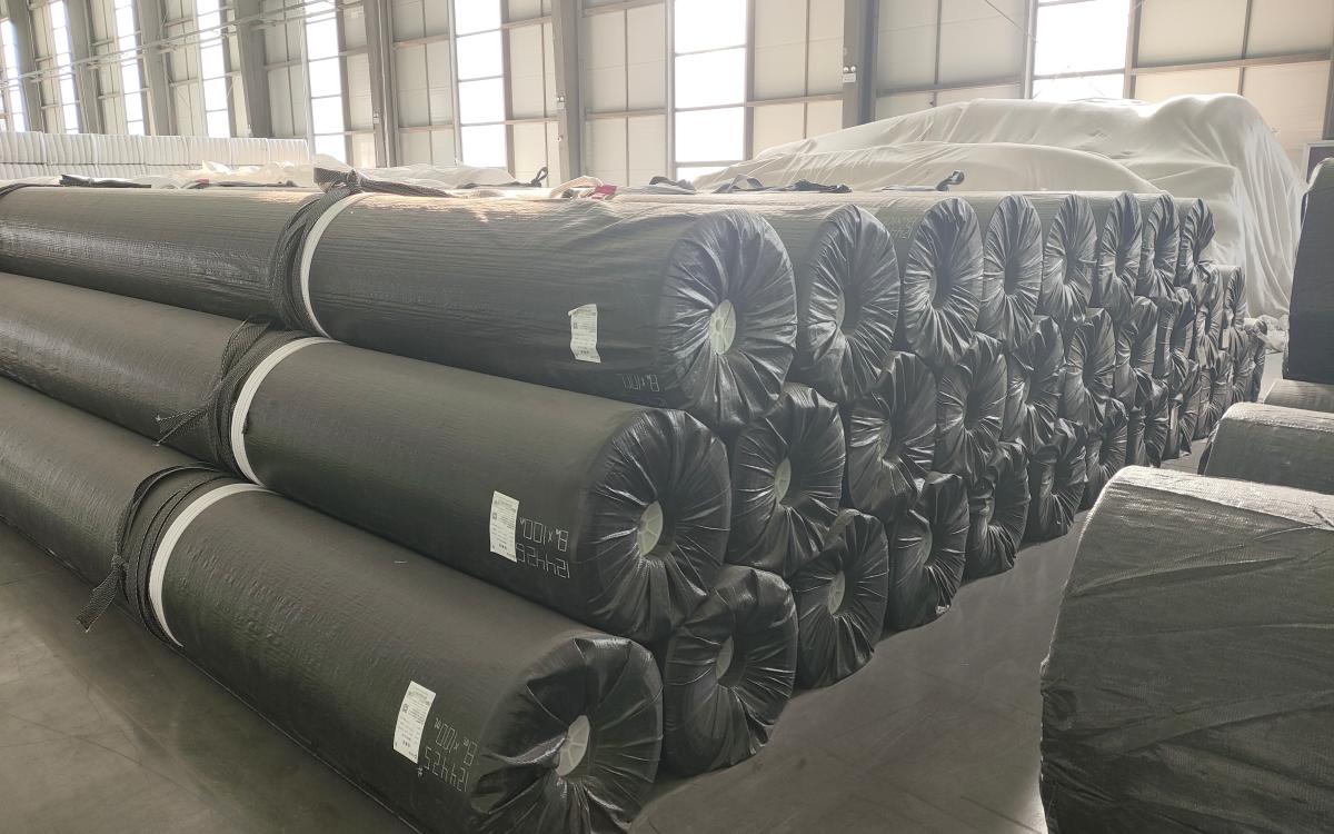 Армированный геомембранный лист для облицовки прудов.