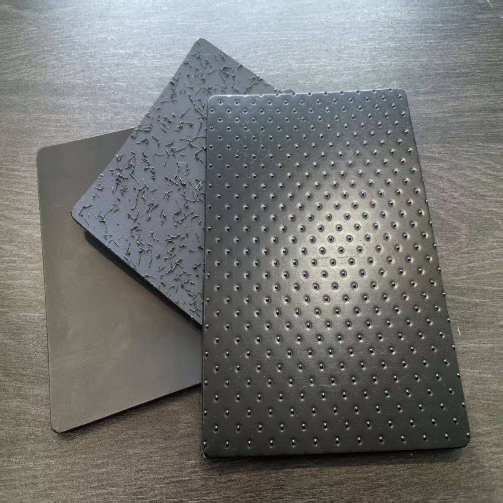 Geomembrana de superficie rugosa