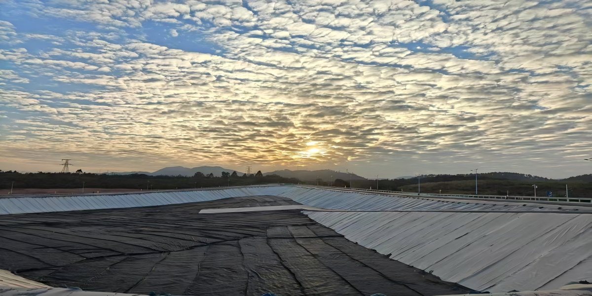 Revolución de los materiales geosintéticos: Geomembranas de HDPE y soluciones resistentes a ácidos y álcalis lideran el camino